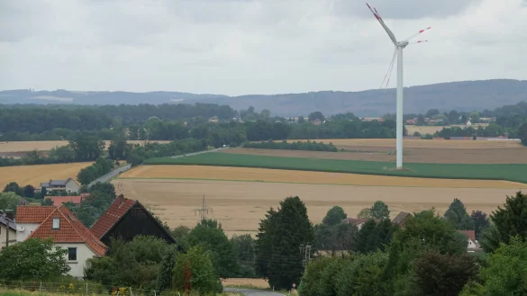 Der typische Blick: Wer von Detmold &uuml;ber Wahmbeckerheide nach Lemgo f&auml;hrt, schaut auf der Kuppe Richtung Windrad. Auch in Oettern-Bremke k&ouml;nnten neue Anlagen entstehen. - &copy; Axel B&uuml;rger(LZ)