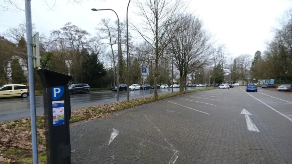 An der Paderborner Straße werden künftig viele Parkplätze wegfallen - schlecht für Besucher von Veranstaltungen im Konzerthaus und im Sommertheater. Ein Parkdeck an dieser Stelle mit 145 Stellflächen könnte für Kompensation sorgen. - © Sven Koch