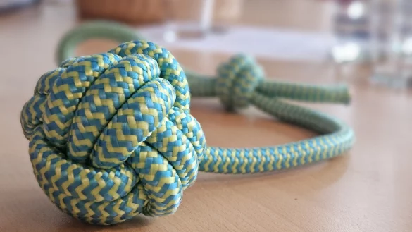 Der Sprechknoten ist ein wichtiges Utensil der neuen Selbsthilfegruppe f&uuml;r ASS. Bei den Teilnehmenden soll buchst&auml;blich "der Knoten platzen d&uuml;rfen", sagt die Gr&uuml;nderin. - &copy; Janet K&ouml;nig