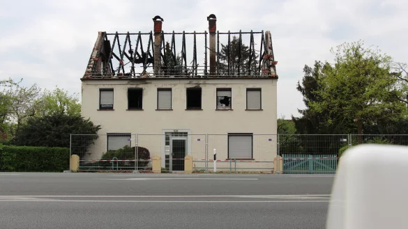 Das Foto ist ein Archivbild. Die Ruine des Brandhauses steht aber weiterhin unber&uuml;ht da. Das wird sich auch wohl zun&auml;chst nicht &auml;ndern. - &copy; Janet K&ouml;nig