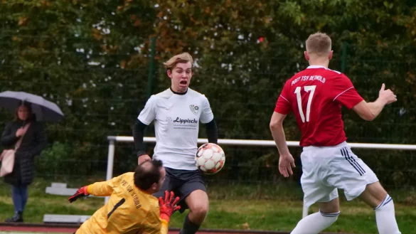 Robin Schlingmann von der SG Belle-Cappel-Leopoldstal zieht an Post-TSV-Keeper Jan-Philipp H&auml;rtel vorbei. - &copy; J&ouml;rg Hagemann