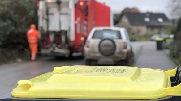 Verpackungen aus Kunststoff, Wei&szlig;blech und Aluminium - beispielsweise Folien, Tuben, Konservendosen oder Plastikt&uuml;ten - sowie die so genannten Verbundverpackungen, etwa Getr&auml;nkekartons, geh&ouml;ren in die Gelbe Tonne. Was nicht Verpackung ist, soll drau&szlig;en bleiben - auch wenn die Grundstoffe gleich sind. - &copy; Till Brand