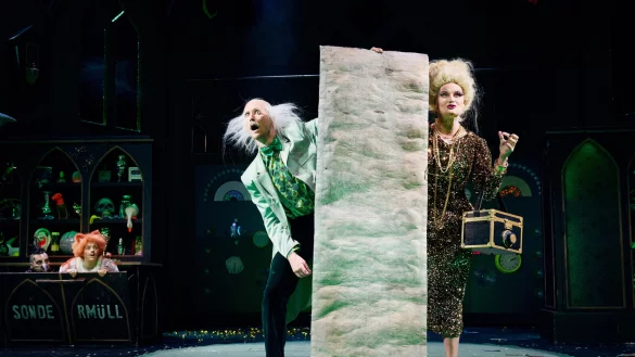 Prof. Beelzebub Irrwitzer (Simon Heinle) und seine Tante Tyrannja Vamperl (Susanne Schieffer) sind ein wahrhaft malizi&ouml;ses Duo. - &copy;Joseph Heicks