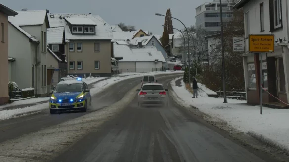 Der Schneefall sorgte auch in Detmold f&uuml;r Blaulicht-Eins&auml;tze von Polizei und Rettungskr&auml;ften. - &copy; Jost Wolf