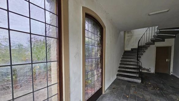 Von au&szlig;en sieht man die M&auml;ngel am Geb&auml;ude nicht, aber steht man im Vorraum der Friedhofskapelle in Billinghausen, sind die Feuchtigkeitssch&auml;den offenkundig. - &copy; Astrid Sewing