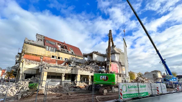 Von der ehemaligen Einkaufsgalerie ist nicht mehr viel übrig. Ein Longfront-Bagger bearbeitet das noch übrig gebliebene Mauerwerk. - © Raphael Bartling