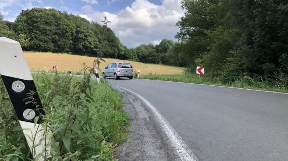Die Hornoldendorfer Stra&szlig;e soll k&uuml;nftig nicht mehr durch den ortskern f&uuml;hren, sondern &uuml;ber den Damm eines R&uuml;ckhaltebeckens. Das entlastet den Ortskern nachmittags zum Beispiel von 300 Fahrzeugen pro Stunde. - &copy; Martin Hostert