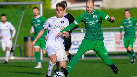 In dieser Szene k&auml;mpft Dennis Kran (gr&uuml;n) vom TuS Kachtenhausen mit seinem Kontrahenten Rafet &Ouml;zdemir vom TSV Horn um den Ball. - &copy; EGON PENNER