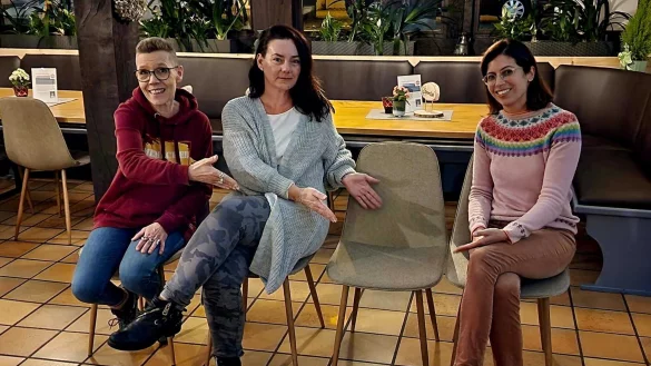 Ina Thomas (von links), Tina Nitsche-Lavelle und Katrin Girlich deuten symbolisch für das Projekt der Kulturloge Lippe auf einen freien Platz für Bedürftige. - © Kulturloge Lippe