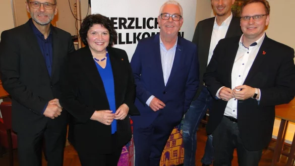 Bei der Diskussionsrunde sind Rainer Radler (Bundesagentur f&uuml;r Arbeit), Landtagsabgeordnete Ellen Stock, LZ-Chefredakteur Dirk Baldus, Professor Tobias Schmohl von der TH OWL und Landtagsabgeordneter Dr. Dennis Maelzer als Moderator (von links) dabei gewesen. - &copy; Hajo G&auml;rtner