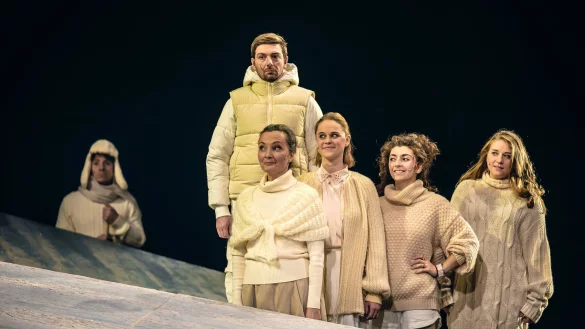 Leonard Lange (von links), Adrian Thomser, Anja Syrbe, Katharina Otte, Stella Hanheide und Ewa Noack feiern am Freitag mit dem St&uuml;ck "Wie im Himmel" Premiere. - &copy; Marc Lontzek