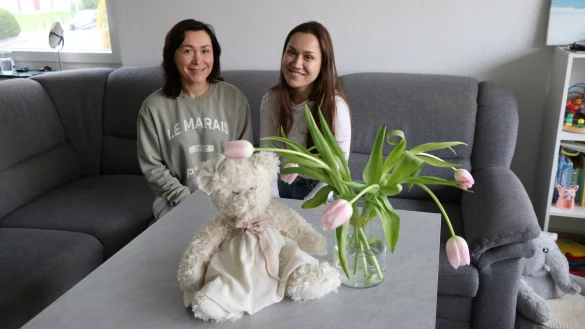 Kateryna Sytnik (rechts) mit ihrer Mutter Nataliia Sytnik in der Wohnung der Ukrainer in Bad Salzuflen. - &copy; Alexandra Schaller