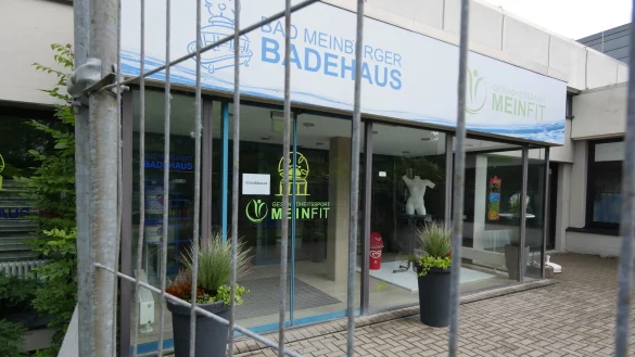 Noch ist das Bad Meinberger Badehaus geschlossen. Ein Gruppe von Unterst&uuml;tzern hofft, dass es bald wieder &ouml;ffnen kann. - &copy; Archivfoto: Jost Wolf