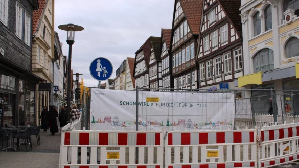 Durch die Bauarbeiten in der Langen Stra&szlig;e war mehrere Wochen ein Teil der Fu&szlig;g&auml;ngerzone gesperrt, sodass die Besucher weniger Platz beim Einkaufen zur Verf&uuml;gung hatten. - &copy; Chiara Wibbeke