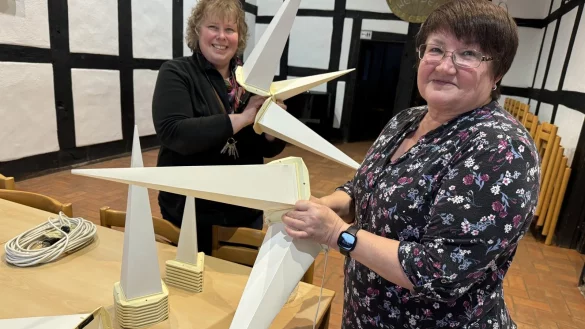 Frauke B&uuml;schemann und Tanja Kin (von links) stecken mitten in den Weihnachtsvorbereitungen. - &copy; Sandra Castrup