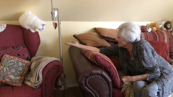 Heidemarie Helmis und Katze "Ginny" teilen sich seit kurzem die Wohnung. - &copy; Sven Kienscherf