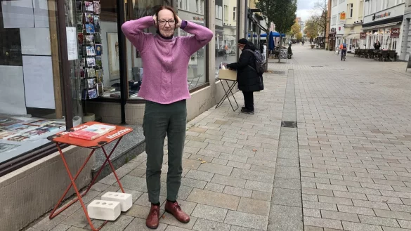 Corinna Klassen, die in der Altstadt eine Buchhandlung besitzt, hofft, dass sie sich künftig an Silvester nicht mehr die Ohren zuhalten muss, weil geböllert wird. - © Sven Kienscherf