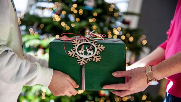 Geschenke gehören zur Weihnachtstradition. Die Budgets vieler Verbraucher sind dafür allerdings schmaler geworden. - © picture alliance / Fotostand