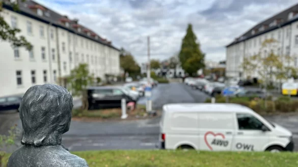 Die Skulptur "die Wartende" schaut auf das Elfriede Eilers Zentrum, die Zentrale der AWO OWL an der Detmolder Stra&szlig;e. - &copy; Stefan Becker