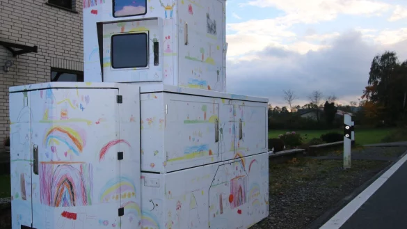 Blitzer Hermann wurde mehrfach mit Farbe attackiert. Nun sollen Kindermalerein davor abschrecken. - &copy; Kreis Lippe