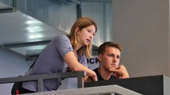 Franziska Rautauoma, Gesch&auml;ftsf&uuml;hrerin der HSG Blomberg-Lippe, kl&auml;rt mit Falk Rosenke, Mitarbeiter der Gesch&auml;ftsstelle, die letzten Details am Spieltag. - &copy; J&ouml;rg Hagemann