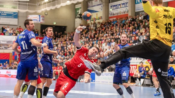 Jan Brosch vom TBV setzt sich durch. - &copy; Eibner Pressefoto / Oliver Schmidt