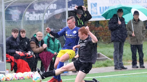 Jannik Wolf (rechts) vom FC Schwelentrup-Spork/Wendlinghausen kommt etwas eher an den Ball als sein Bentorfer Gegenspieler. - &copy; Paul Cohen
