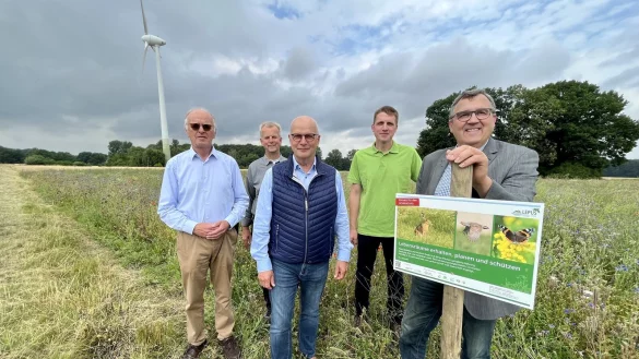 Friedrich-Wilhelm K&ouml;nig (v. l.), Hermann Dedert, Hubertus Beringmeier, Sven Nadolny und Antonius Tillmann stellen das Lepus-Projekt auf dem Ringsthof der Familie K&ouml;nig in Enger vor. - &copy; Mareike K&ouml;stermeyer