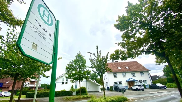 Die Bushaltestelle an der fr&uuml;heren Gastst&auml;tte &bdquo;T&ouml;nskrug" in Verl-S&uuml;renheide gibt es immer noch. - &copy; Wolfgang Wotke