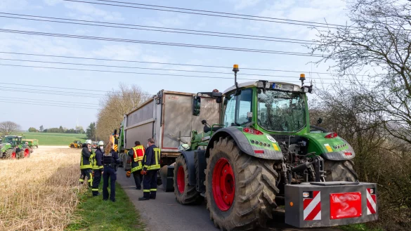 Das Verladen unter der Starkstromleitung wurde dem jungen Mann zum Verhängnis. - © Feuerwehr Porta/Michael Horst
