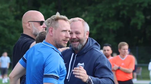 Bastian M&ouml;ller, Jerxens Allzweckwaffe, gratuliert Trainer Tim Hosch (links). - &copy; Sebastian Lucas