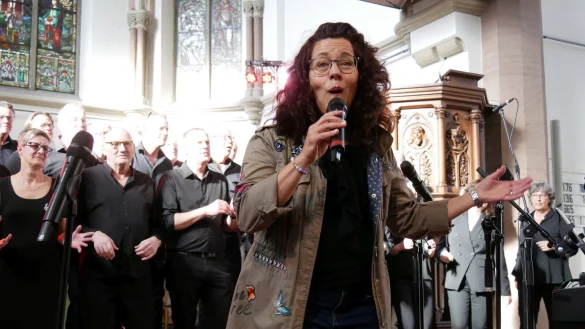 Beeindruckende Soloeinlage. Ulrike Wahren harmoniert mit GospelX unter Leitung von Peter Stolle. - &copy; Thomas Kr&uuml;gler