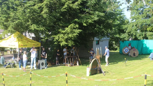 Beim Kuckucksfest im Kulturpark Holzhausen-Externsteine üben sich Besucher im Bogenschießen. - © Elia Böckelmann