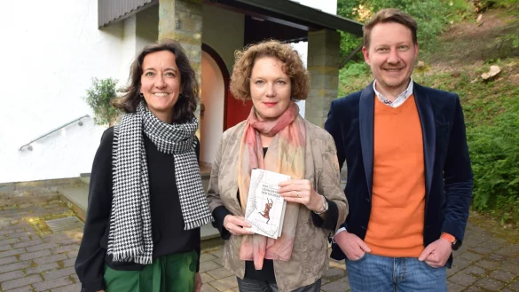 Nike Alkema, Leiterin der Akademie am T&ouml;nsberg (links), begr&uuml;&szlig;t Autorin Irene Langemann und Edwin Warkentin, Kulturreferent f&uuml;r Russlanddeutsche. - &copy; Karin Prignitz