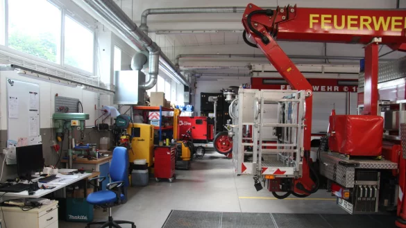 Sowas geht eigentlich nicht: In die ohnehin zu kleine Lagerzone der Fahrzeughalle ist ein Schreibtisch gequetscht. Springt der daneben befindliche Kompressor an, ist an B&uuml;roarbeit nicht zu denken. - &copy; Dieter Asbrock