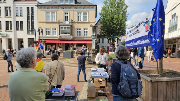 Nur wenige waren dem Aufruf Freitagnachmittag gefolgt. Das "Lagenser B&uuml;ndnis gegen Rechts" warb vor darum, bei der EU-Wahl die Stimme abzugeben, um die Demokratie zu st&auml;rken - "und die richtigen Parteien zu unterst&uuml;tzen".. - &copy; Astrid Sewing