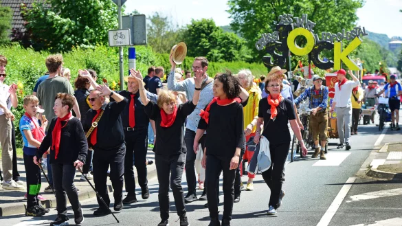 Der Festumzug ist der H&ouml;hepunkt des Leopoldstaler Dorffests. - &copy; Nicole Ellerbrake