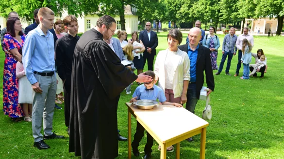 Andrej wird von Pfarrer Dr. Gregor Bloch im Bad Meinberger Kurpark getauft. - &copy; Nicole Ellerbrake