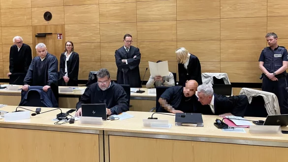 Die drei in U-Haft sitzenden Hells Angels &ndash; einer verdeckt sein Gesicht mit einer Akte, der zweite rechts im Gespr&auml;ch mit seinem Anwalt &ndash; beantragen ihre Entlassung aus der U-Haft. - &copy; Jens Reichenbach