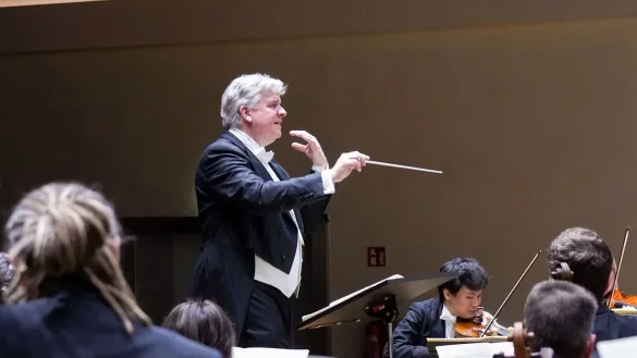 Die Nordwestdeutsche Philharmonie spielt unter Leitung von Gastdirigent Frank Beermann. - &copy; Bildrechte: Beermann