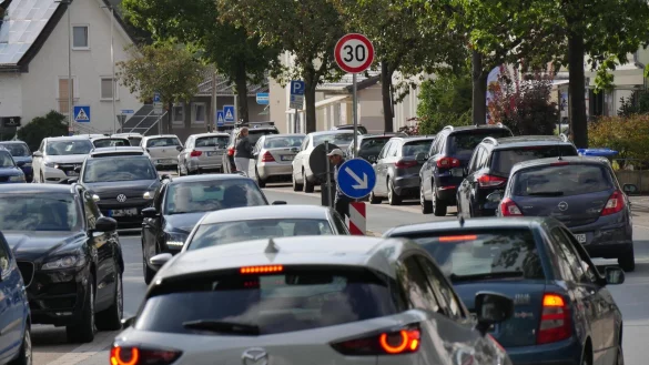 An der Friedrich-Ebert-Stra&szlig;e in Hiddesen staut sich der Verkehr. Tempo 30 ist Thema, doch in einer LZ-Umfrage wird deutlich, dass manche Beschr&auml;nkungen f&uuml;r die B&uuml;rger schwer nachzuvollziehen sind. - &copy; Jost Wolf