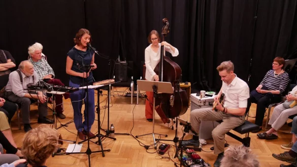 Intimer H&ouml;rerkreis im Audienzsaal. Das Jazztrio "Echoes" mit Insa Rudolph, Anne Mette Iversen und Kim Efert spielen Jazz vom Feinsten im virtuellen Klangraum (von links). - &copy; Thomas Kr&uuml;gler