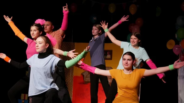 Die Mitwirkenden agieren in gro&szlig;er B&uuml;hnenpr&auml;senz und bringen das Tanz-Theaterst&uuml;ck "Pippilotta" beeindruckend auf die B&uuml;hne. - &copy; Thomas Kr&uuml;gler