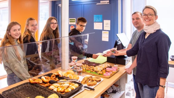 Franziska Bl&ouml;ss (von links) Mira Klinkmann, Maja Gawenda und Paul Bla&szlig; aus der 9c decken sich im Stadt-Kiosk mit Snacks und Getr&auml;nken f&uuml;r den restlichen Schultag ein. Artur Quiring und die stellvertretende Schulleiterin Tatiana van Schwamen nehmen die Bestellungen auf. - &copy; Raphael Bartling