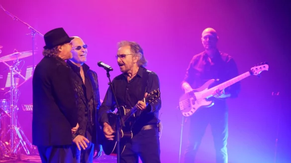 Die Bee-Gees-Tribute-Band "Night Fever" im Landestheater: Die Fronts&auml;nger Uwe Haselsteiner (von links), "Stimmwunder" Franco Leon und Michael Zai intonieren die Hits der Disco-Ikonen. - &copy; Thomas Kr&uuml;gler