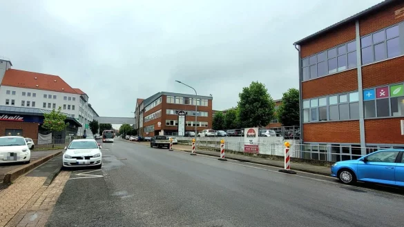 Mehr Platz f&uuml;r Radfahrer und Fu&szlig;g&auml;nger, dazu einen Kreisel vor dem Bahnhof: Die Lagesche Stra&szlig;e soll umgestaltet werden, doch jetzt wird noch einmal &uuml;ber die Kosten beraten. - &copy; Katrin Kantelberg