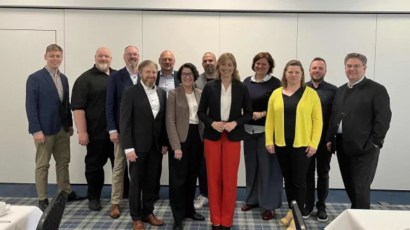 Verena Mertens (F&uuml;nfte von rechts) stellte sich den Fragen der lippischen Wirtschaft im Rahmen eines politischen Fr&uuml;hst&uuml;cks, organisiert durch Christina Fl&ouml;ter (Dritte von rechts), Gesch&auml;ftsf&uuml;hrerin der Wirtschaftsjunioren Lippe, und Corinna Kronsbein (Sechste von links), Hauptgesch&auml;ftsf&uuml;hrerin Arbeitgeberverband Lippe. - &copy; Wirtschaftsjunioren Lippe e.V.