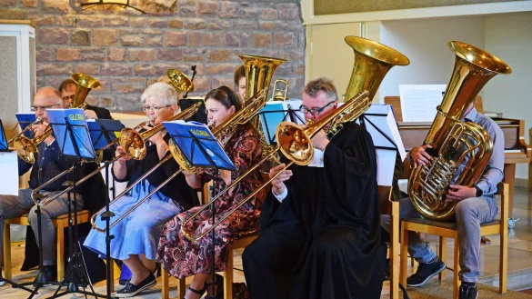 Der Posaunenchor Vo&szlig;heide und der Posaunenchor Donop beim Jubil&auml;umsgottesdienst. - &copy; Nicole Ellerbrake