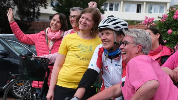 Die Brustkrebspatientinnen radeln mit Antje Proft (mit Helm) von der Klinik Bad Oexen 22 Kilometer durch Bad Oeynhausen. - &copy; Ulf Hanke