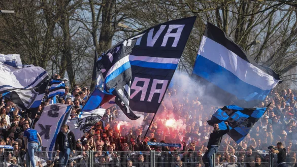 Beim Ausw&auml;rtsspiel gegen Borussia Dortmund II sorgten dreieinhalbtausend Arminia-Fans f&uuml;r Heimspielatmosph&auml;re. - &copy; Oliver Krato